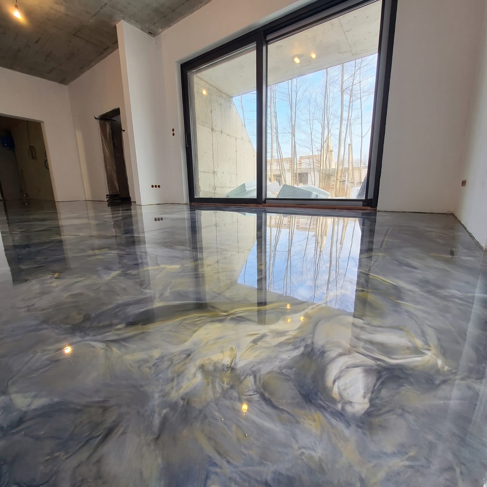 Salon z metaliczną posadzką epoksydową 3D z efektem fal i połyskiem lustra