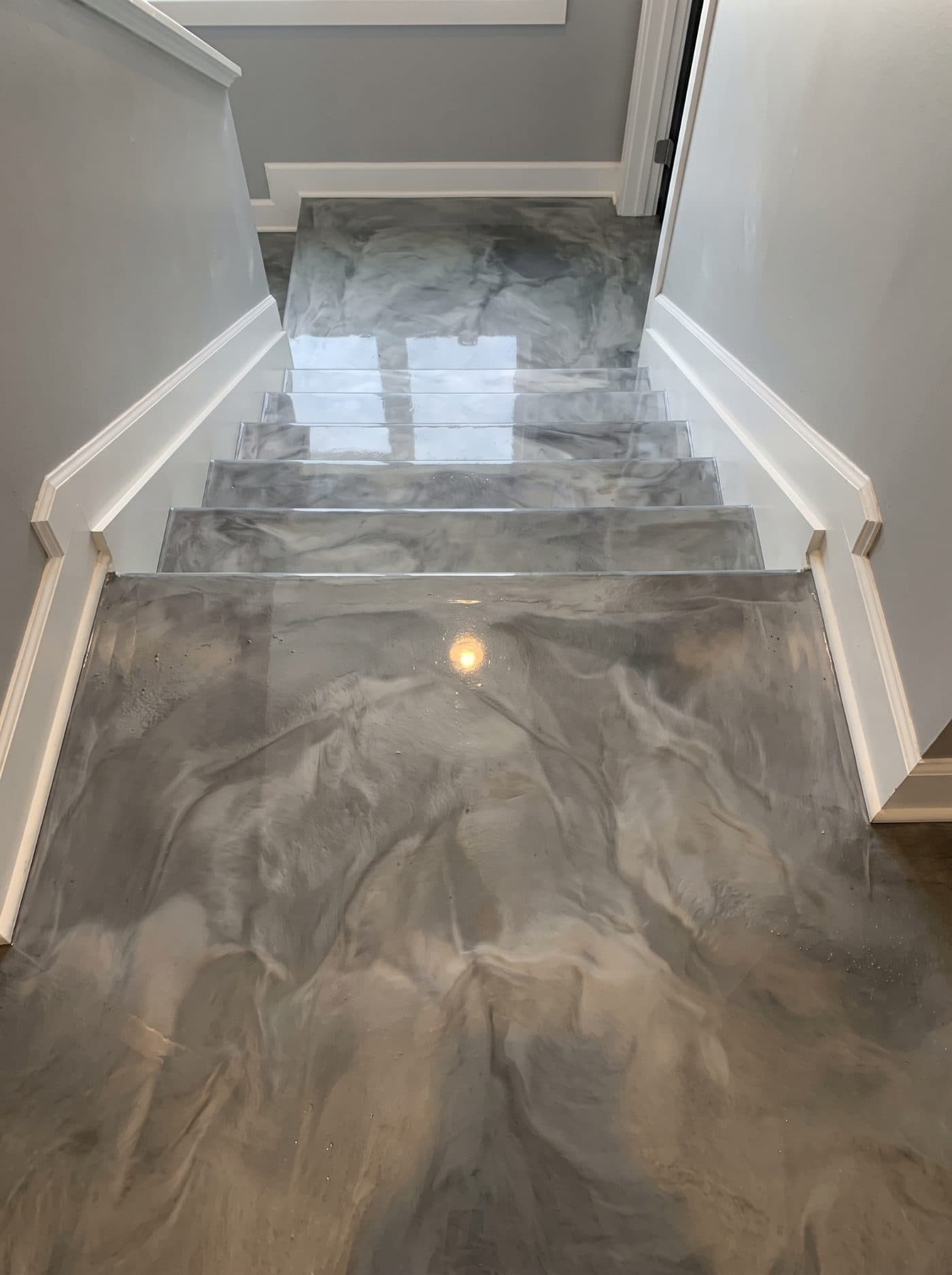 Dom dwupiętrowy ze schodami, 260 m² — Metallic 3D · srebrny marmur