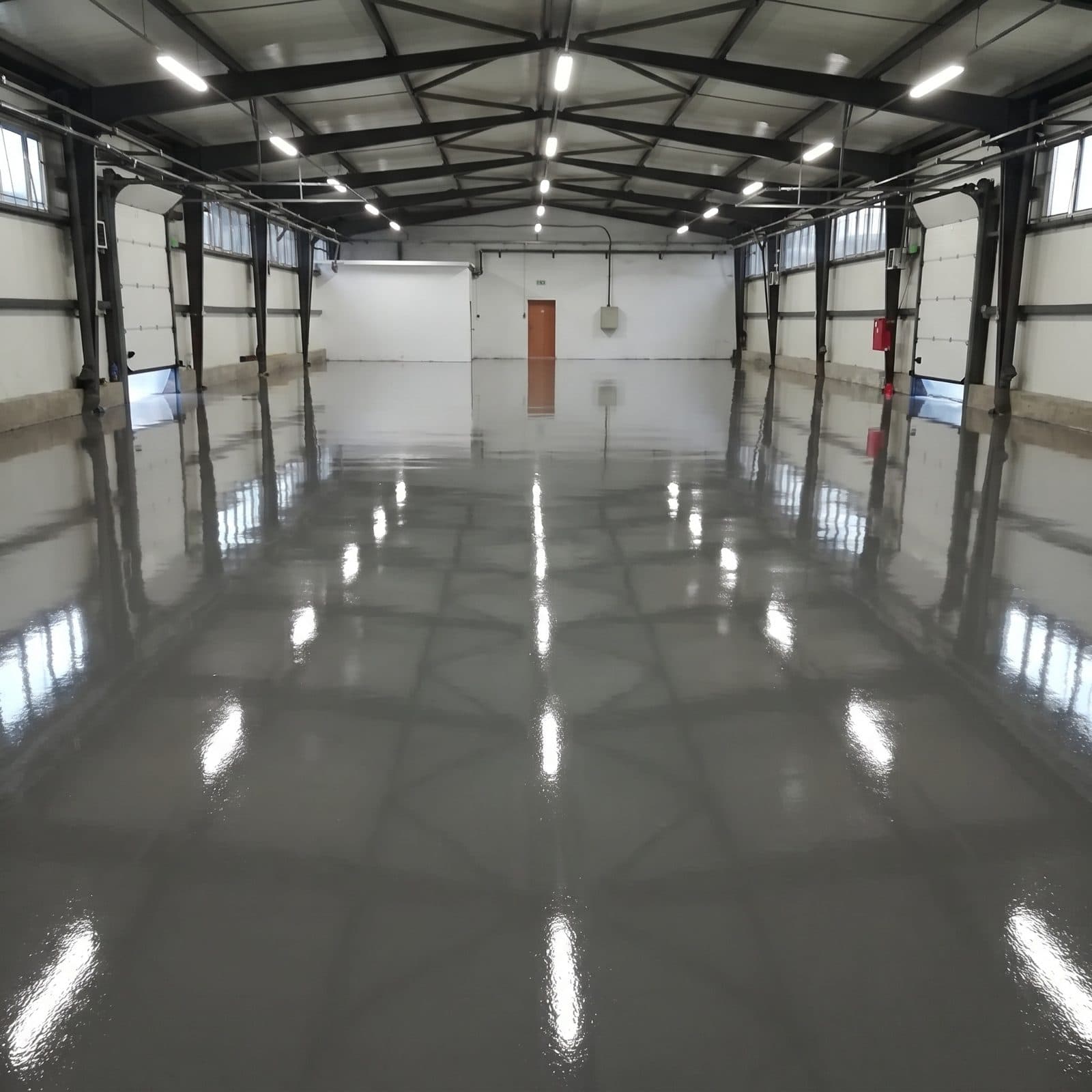 Hala przemysłowa, 350 m² — System poliuretanowy · wysoki połysk